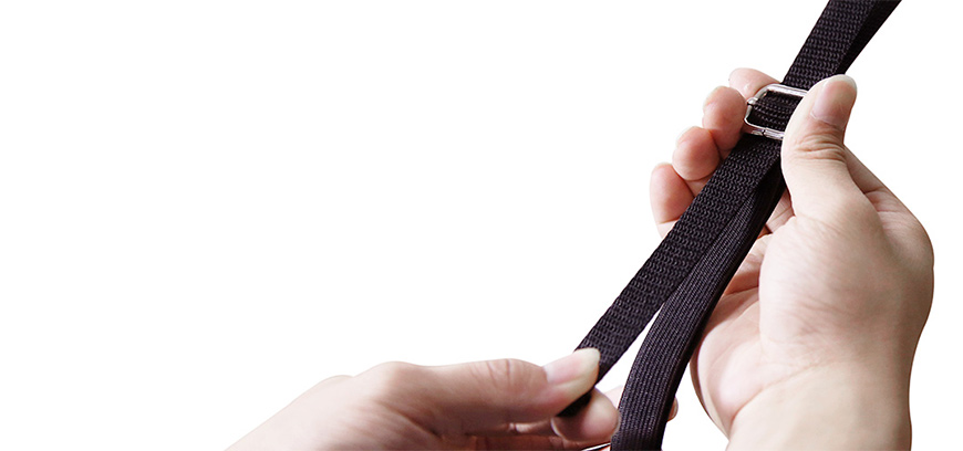 Durch die leicht verstellbaren Spannlaschen eignet sich der Autoschirm von CAR PROTECTER f&uuml;r Autos jeglicher Gr&ouml;sse.